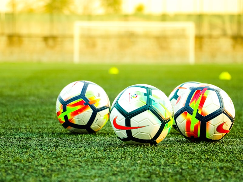 专家解说专栏预告 - 著名评论员在演播室分析战术